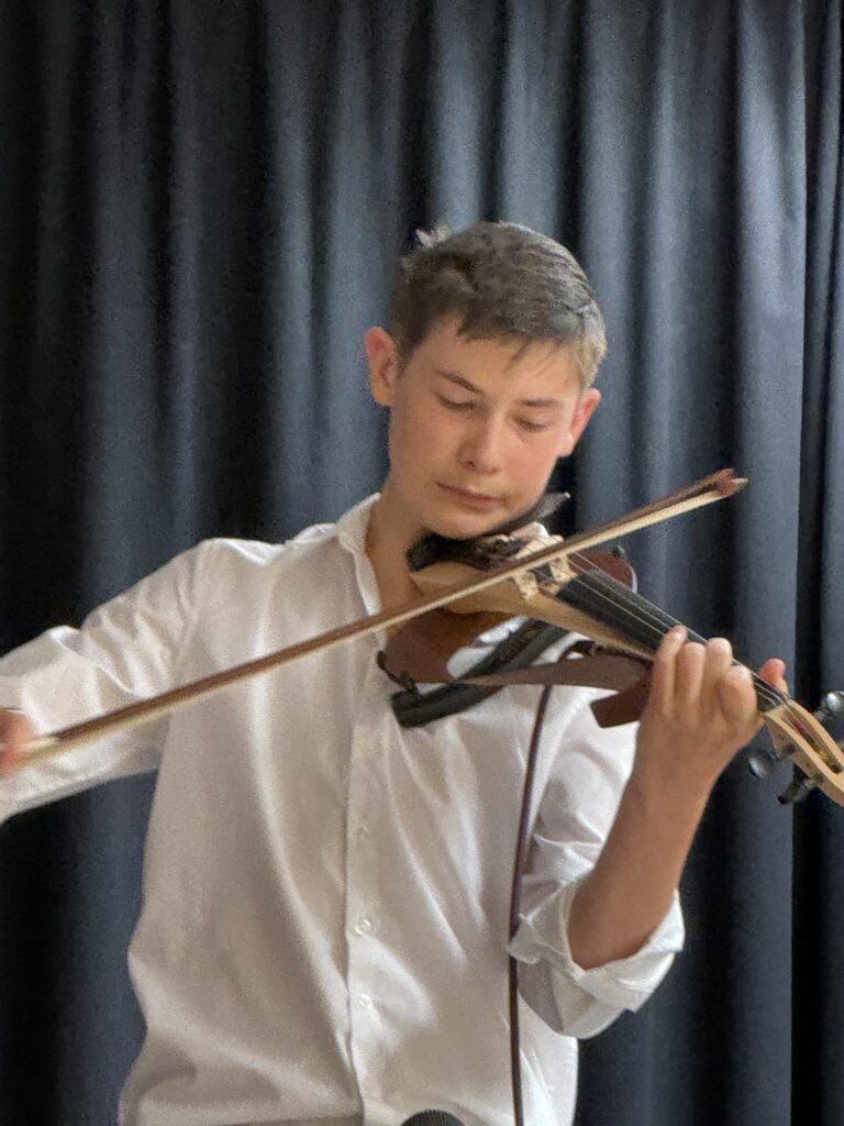 Aaron Laabs an der e-Geige
